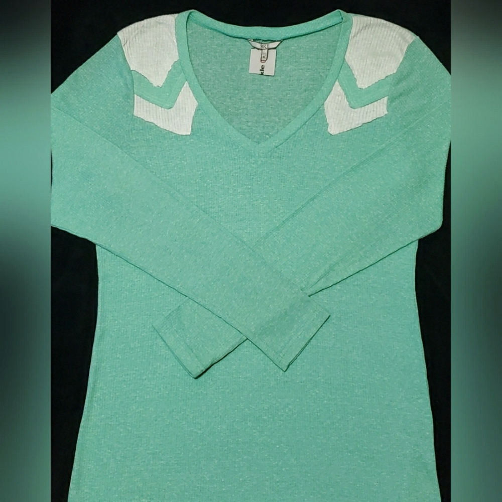 ♦️BKE Ribbed, L/S V-neck Top♦️